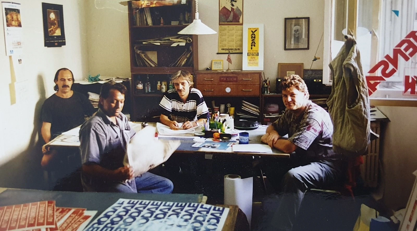 Echipa fondatoare a atelierului de steaguri personalizate in anii '90